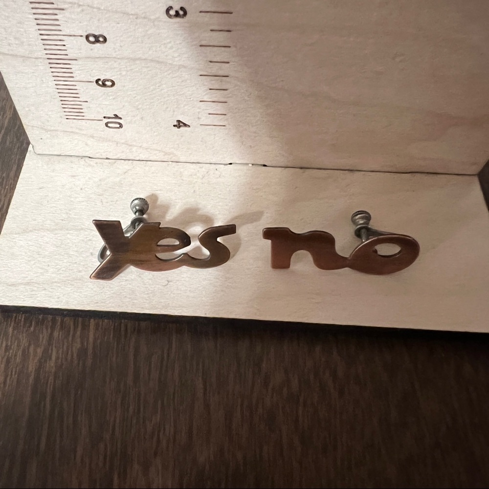 Vintage copper tone screw back earrings yes no - Picture 1 of 6